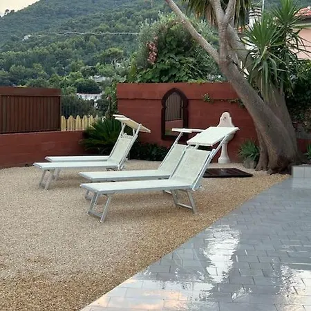 Vista Mozzafiato Sull'isola Gallinara アラッシオ