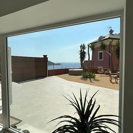 Vista Mozzafiato Sull'isola Gallinara * アラッシオ